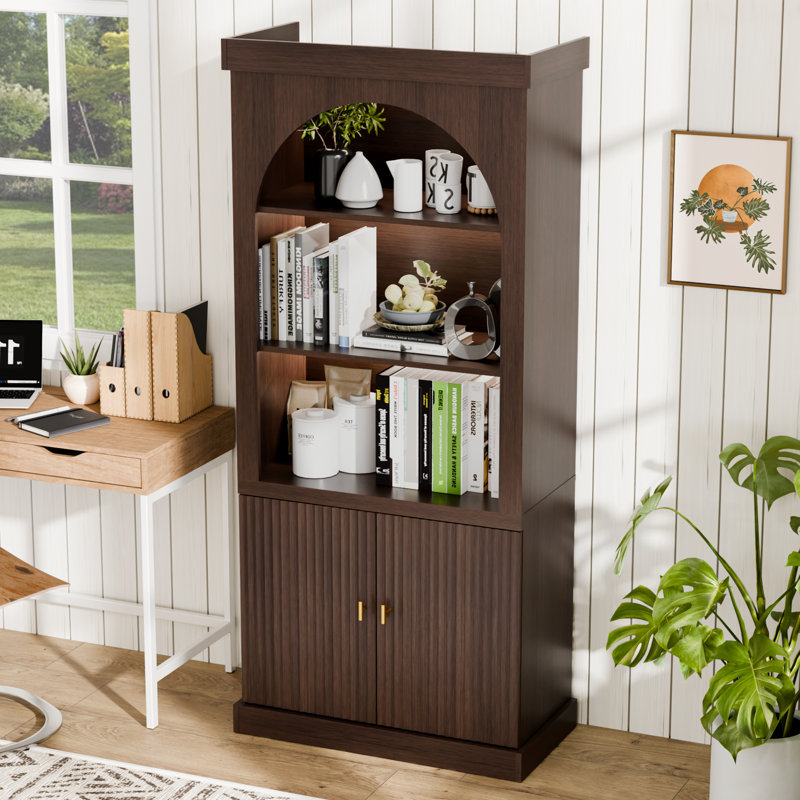 Vitrine moderne en noyer de luxe avec tablette ouverte arquée éclairée à DEL, poignées en métal doré, rangement à plusieurs niveaux et armoire inférieure fermée