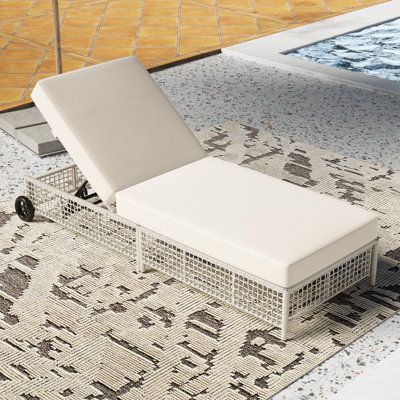 Chaise longue d'extérieur en rotin avec coussin