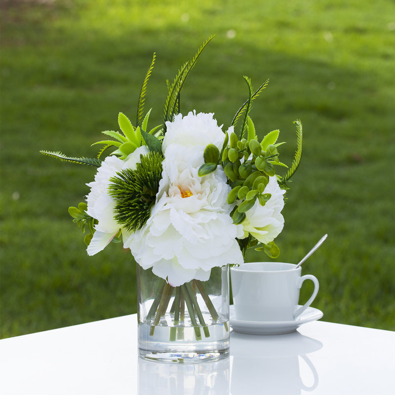 Arrangement floral mixte ou pièce maîtresse dans un vase