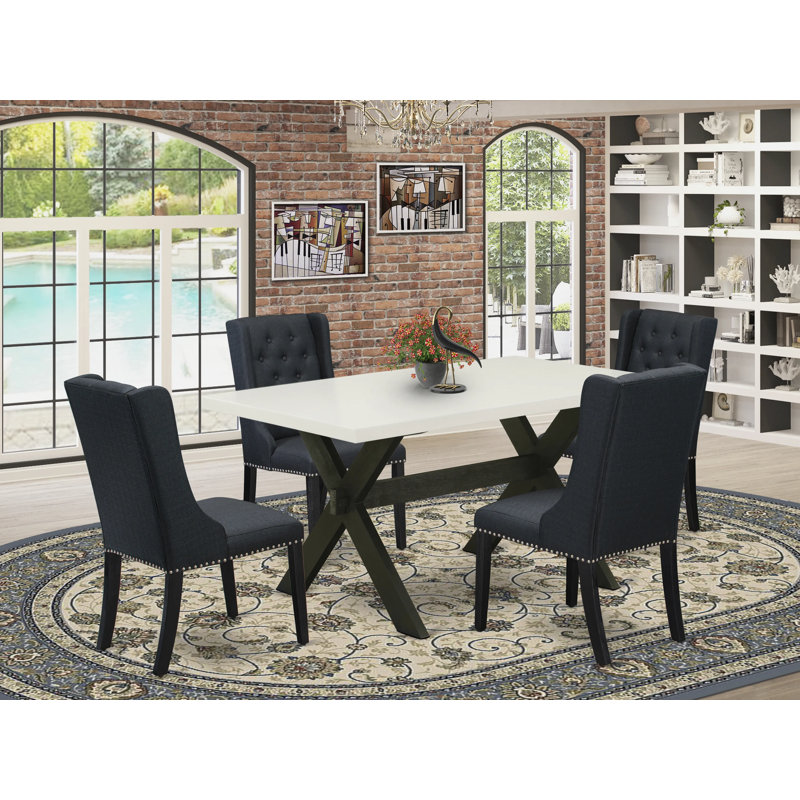 L'ensemble de salle à manger 5 pièces comprend une table de salle à manger rectangulaire avec des pieds en X et 4 chaises Parson rembourrées en tissu noir, noir brossé