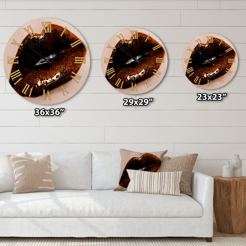 Gros plan sur la magnifique femme Lips II - horloge murale moderne, Moyenne