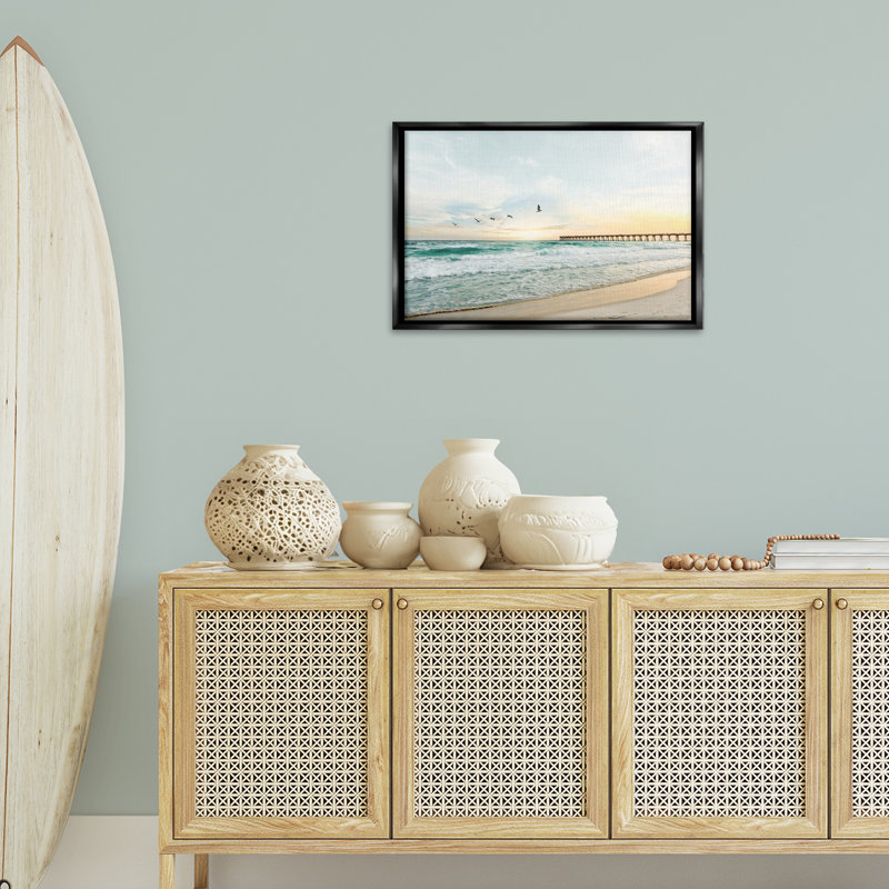 «Birds at Beach Pier», toile flottante encadrée dorée par Sissi et Seb, Cadre flottant noir de jais, H 17 po x l 25 po