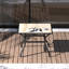 Table de patio carrée en métal avec trou de parasol en beige - et durable pour le jardin, la cour, le porche, le trou de salle à manger extérieur de balcon, moderne