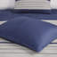 Édredon 7 pièces - très grand bleu. Matériau en faux suède. À l'intérieur. Conception confortable en pièces. Broderie sur des coussins décoratifs. Comprend un édredon, des taies décoratives, des oreillers et une jupe de lit. Laver à la machine et repasser à la vapeur.