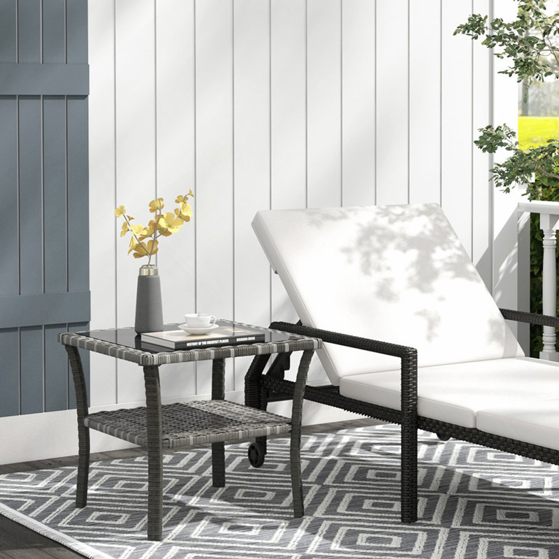 Table d'appoint en rotin Outsunny, table de bout d'extérieur avec tablette de rangement, cadre carré en aluminium, table basse avec plateau en verre trempé, gris