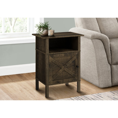 Table d'appoint élégante en stratifié chêne foncé, style transitionnel pour les chambres, avec tablette ouverte et rangement. Meuble de bout en stratifié facile à assembler.