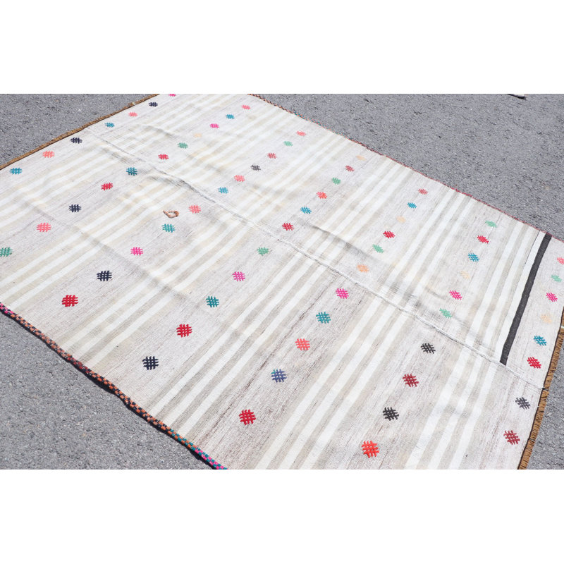 Tapis turc tissé à la main avec des motifs géométriques colorés, parfait pour un décor rétro dans votre maison