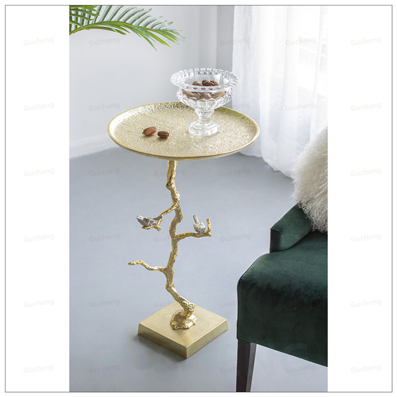 Table contemporaine contemporaine en or brillant, décor fantaisiste et élégant avec une finition éblouissante et une fabrication en métal robuste
