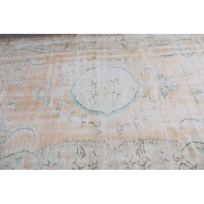Le grand tapis turc Anatolian est un ajout idéal au salon
