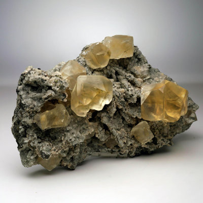 Calcite dorée avec cristaux de Kazan