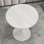 Table basse 27,6 "à effet marbre avec plateau veiné blanc et base piédestal blanche