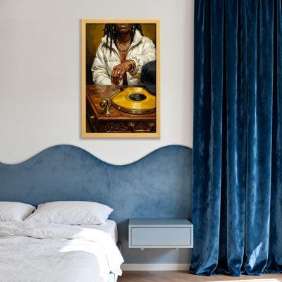 Femme à la mode avec tourne-disque en vinyle