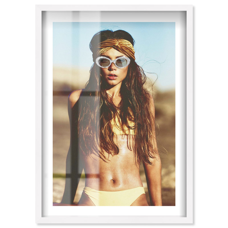 «Sunshine Babe Shadowbox Print» par Notoriart, H 16 po x l 11 po, Blanc
