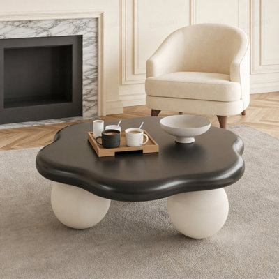 Table basse contrastante en forme de nuage, table basse minimaliste en forme de pétale avec pieds sphériques, table de salon pour petit appartement adaptée aux enfants et aux animaux de compagnie