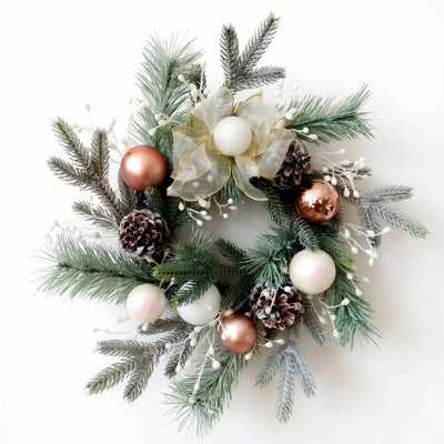 Couronne de porte 19,7 po en pin givré artificiel avec ornements en or rose, pommes de pin et organza