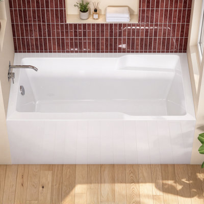 Baignoire d'angle en acrylique blanc, 152 cm (L) x 91 cm (P), avec bonde à droite, surface texturée, bride de carrelage sur 3 côtés et bonde chromée.