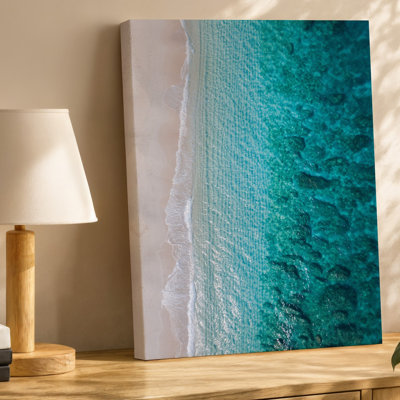 Toile, vue aérienne d'une scène de plage sereine mettant en vedette un art mural vibrant, océan turquoise, rencontre d'un doux sable blanc, rivage, eau, art mural