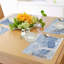 Un ensemble de 8 napperons d'hiver Allium Way® abstrait bleu et blanc