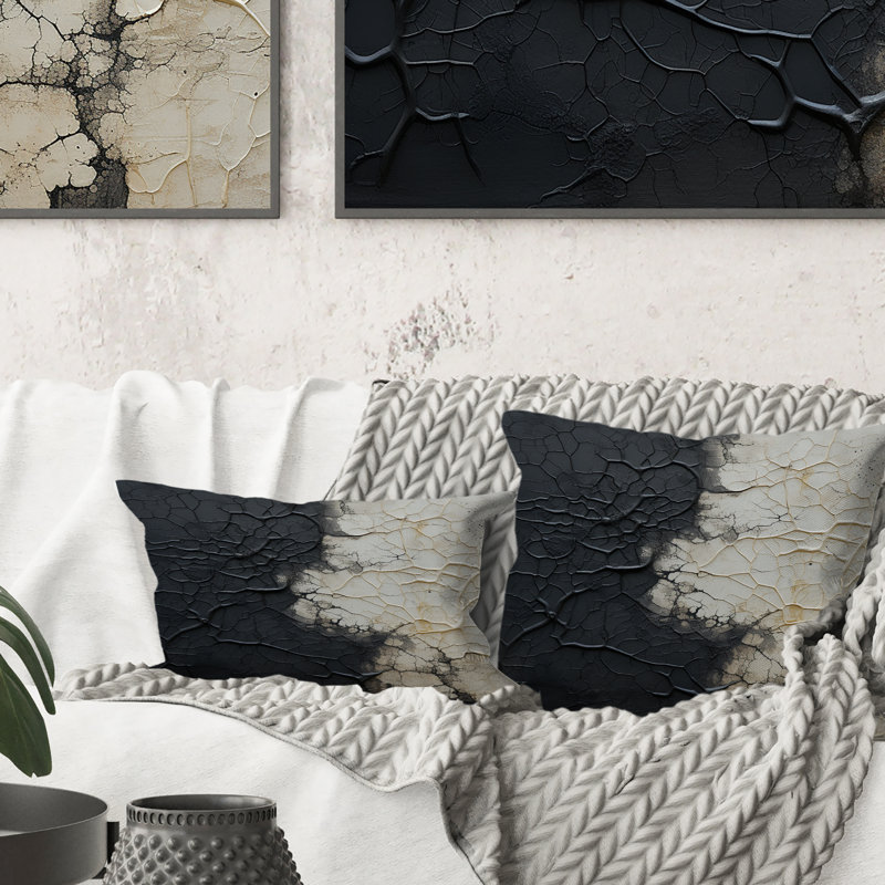 Coussin décoratif blanc et noir à motif abstrait à formes abstraites