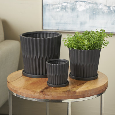 Cole And Grey 3 Piece Ceramic Ribbed Planter With Attached Saucer Set