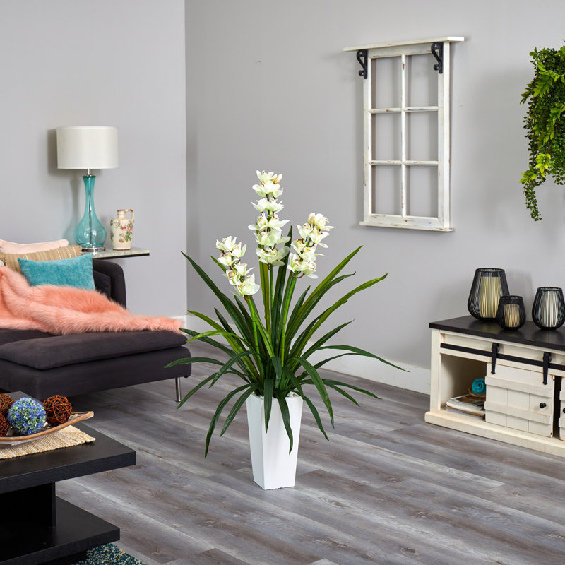 Agencement de fleurs artificielle cymbidium orchidées dans un pot de fleurs
