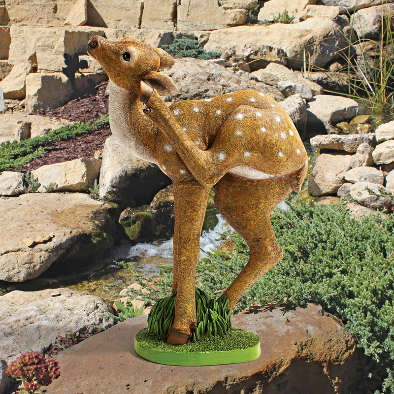 Statue de bébé cerf «Out from the Thicket»