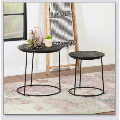 Ensemble de 2 tables gigognes noir mat avec plateau en bois de manguier estampé, parfait pour les espaces de vie modernes et écologiques.