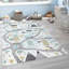 Tapis de chambre de bébé avec motif de voitures et d'arbres de couleur pastel-75299074