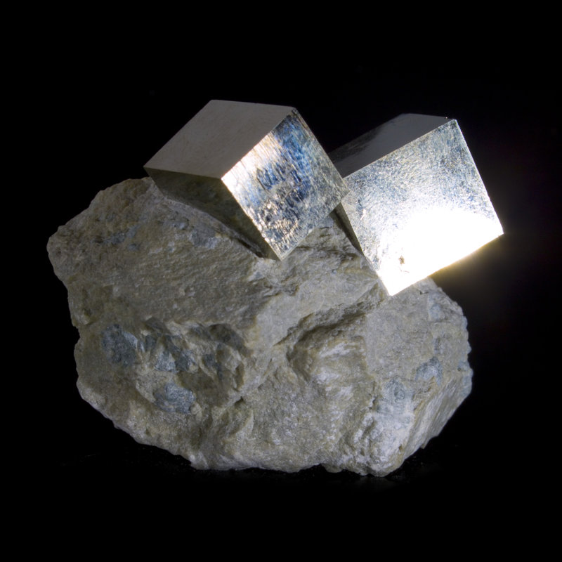 Double cristaux de pyrite cubiques sur mini-matricielle