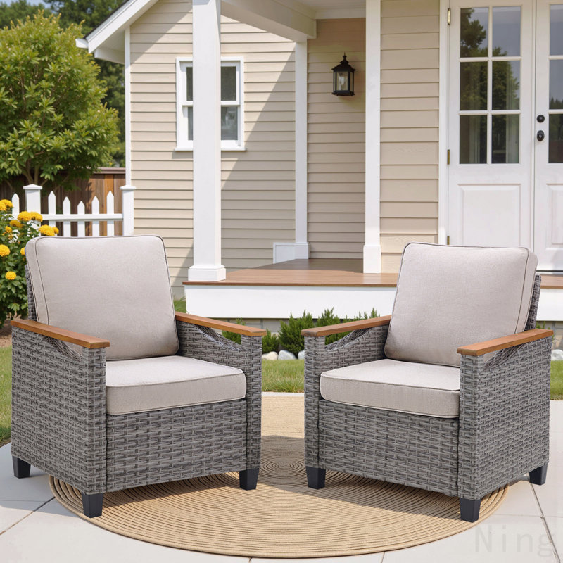 Chaise longue d'extérieur en osier gris, ensemble de 2 chaises longues de patio avec coussins beiges pour porche ou terrasse