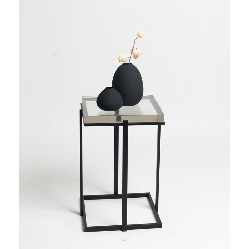 Table d'appoint carrée avec plateau en verre et pieds noirs