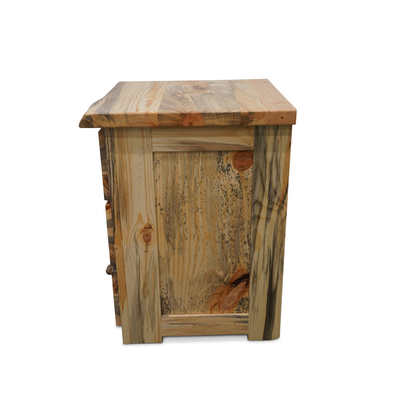 Table de chevet à trois tiroirs Big Edge de la collection Big Sky avec finition laquée transparente naturelle - hauteur de 30 pouces