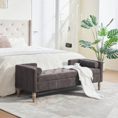 Banc de rangement à l'extrémité du lit