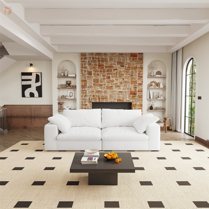 Luxueux canapé modulaire rembourré de plumes avec coussins amovibles et structure durable, parfait pour un confort et un style personnalisables.