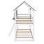 Lit superposé simple au-dessus d'un lit simple en bois avec toit, fenêtre et échelle-530704831