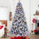 Arbre de Noël 7,5 pi floqué avec 400 lumières DEL colorées avec boule G45, arbre réaliste articulé en PE + PVC + aiguille dure avec fil mémoire, 10 modes d'éclairage, interrupteur au pied et support en métal stable