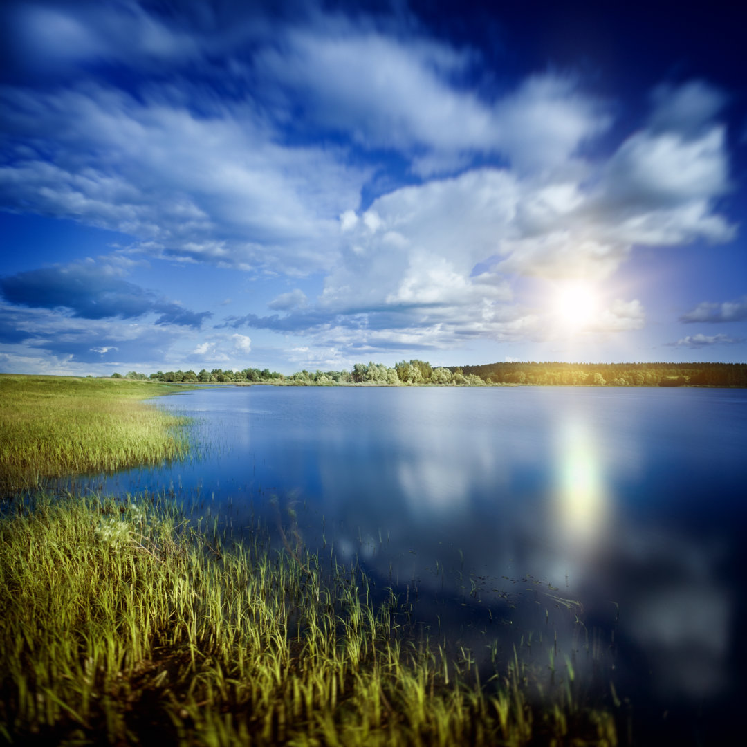 Aufgehende Sonne über dem See