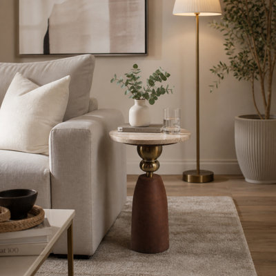 Table d'appoint moderne à dessus en marbre pour présentation à la maison - Table de bout étroite à piédestal sophistiquée avec base en bois et métal pour canapé de salon - 23 po