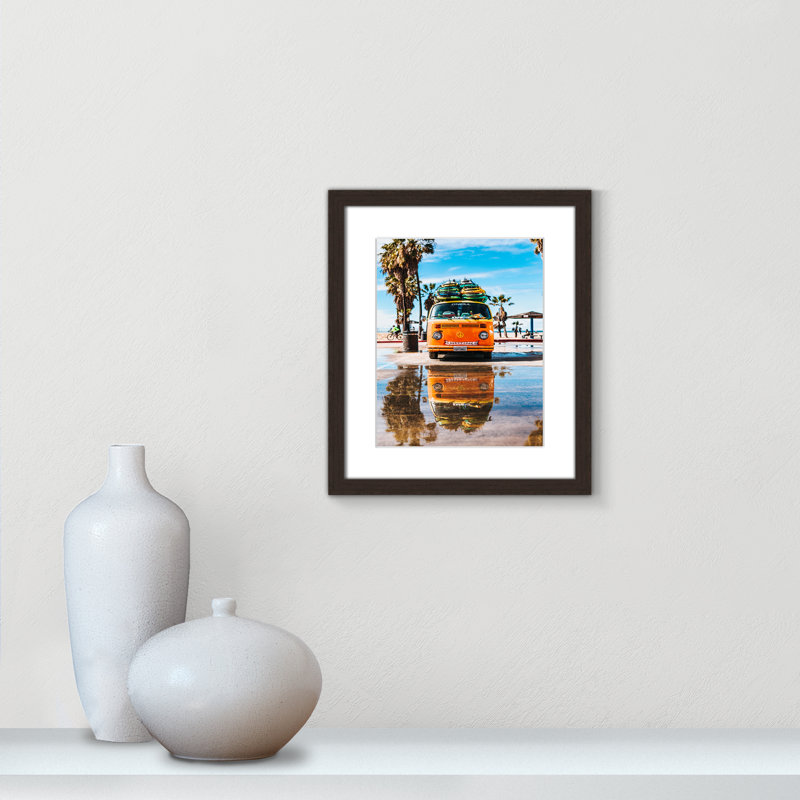«Coastal Cruiser» par Tyler Nix, H 15 po x l 13 po x P 1,25 po, Blanc mat, Cadre de boîte en noyer