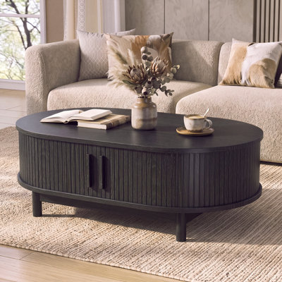Table basse cannelée noire de 47,2 po de style Mid-Century avec rangement et poignées en laiton
