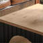 Table basse de style campagnard avec base arquée noire - Plateau spacieux en grain de bois pour le salon