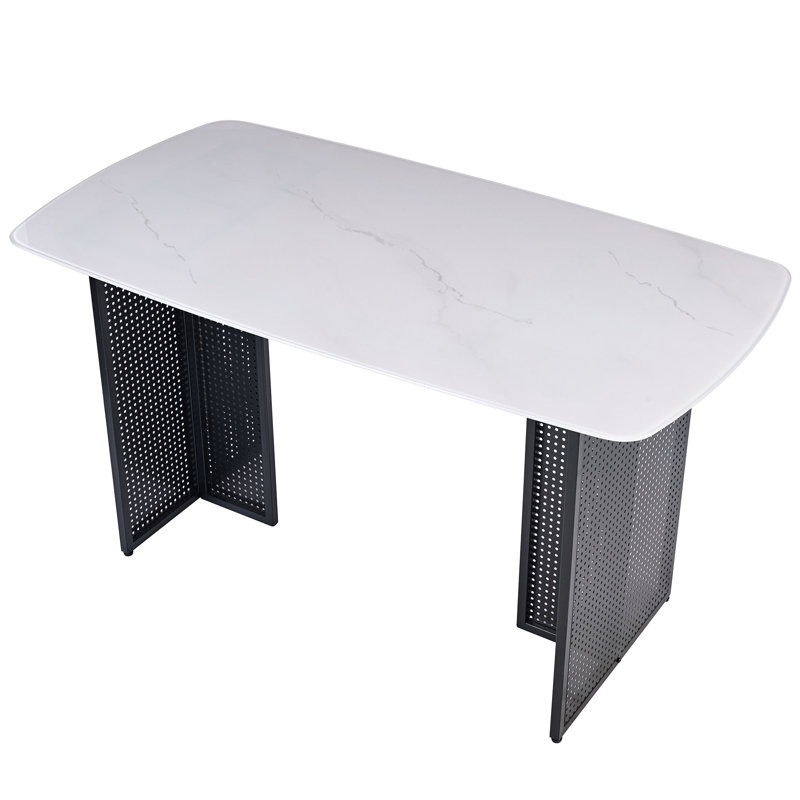 Table de salle à manger rectangulaire en verre trempé de style moderne pour 6 personnes, avec un motif en marbre avec des pieds en métal évidé noirs, une table de salle à manger idéale pour les salons et les bureaux à domicile.