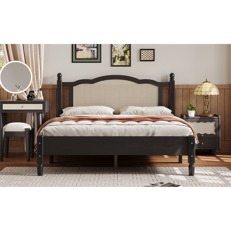 Lit plateforme noir en bois avec tête de lit gracieuse - esthétique de chambre à coucher