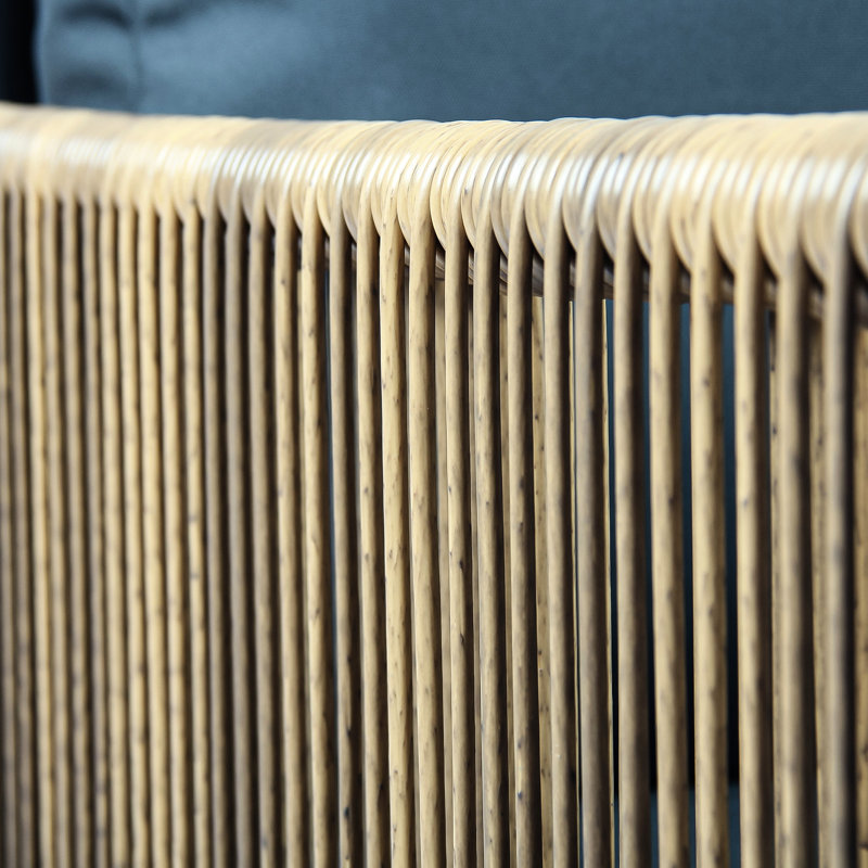 Patio brun avec matériaux imperméables - Modernisez vos meubles d'extérieur