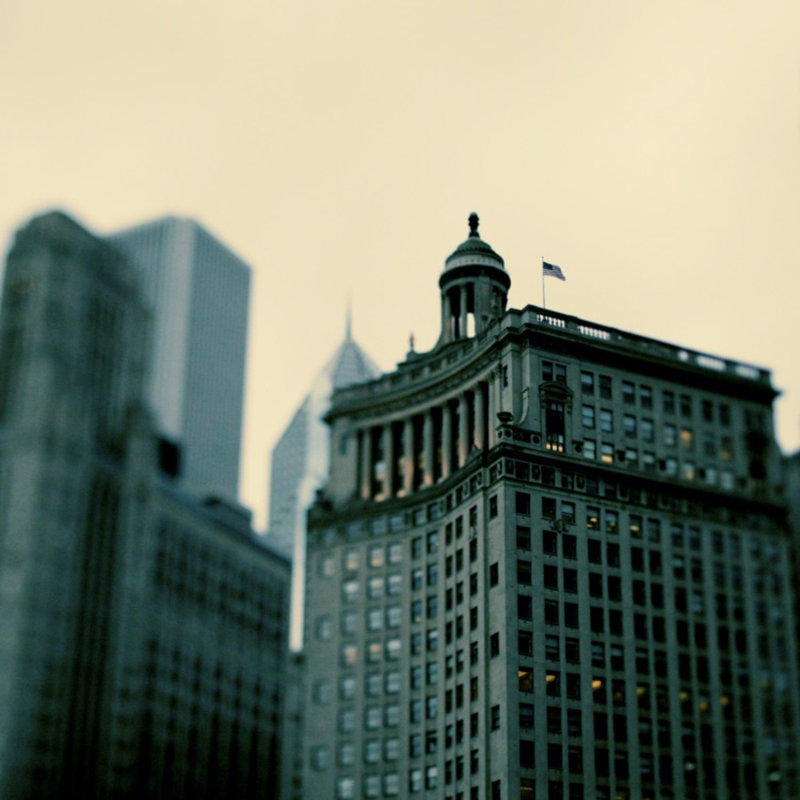 «Wrigley Building» par Alicia Bock - impression sur papier d'une seule photo, Maple Framed Paper