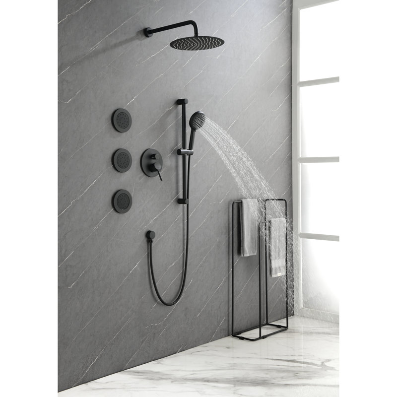 Assemblage de douche noir mat. Tête, douche à main, barre coulissante, jets de corps. Expérience naturelle semblable à la pluie. Buse autonettoyante. Fixé au mur. Laiton avec choix riches.