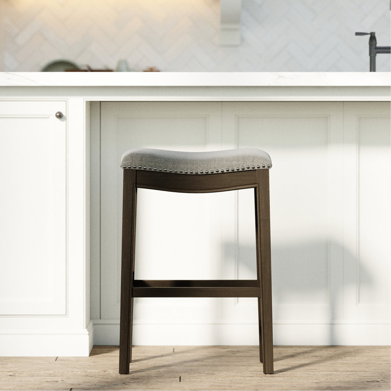 31 po Tabouret de bar H Saddle en bois patiné et tissu gris fumée pour la salle à manger