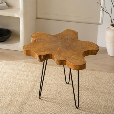 Table d'appoint en bois de teck recyclé de 23,5 x 19,5 x 23,5 pouces, avec bords naturels et pieds en épingle à cheveux (pièce unique avec imperfections naturelles).
