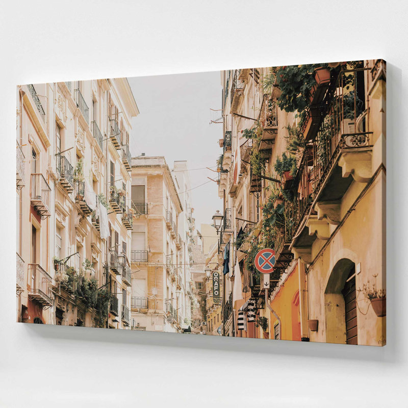 Alleyway Allure, reproduction sur toile, Toile tendue, H 40 po x l 60 po x P 1,25 po, 3