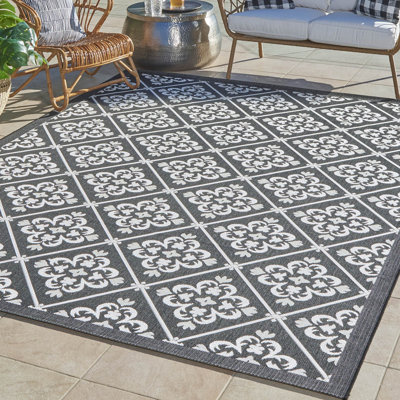 Solterra Greti Black White Cream Casual Floral Tile Flatweave Polypropylene Indoor/ Outdoor Area Rug